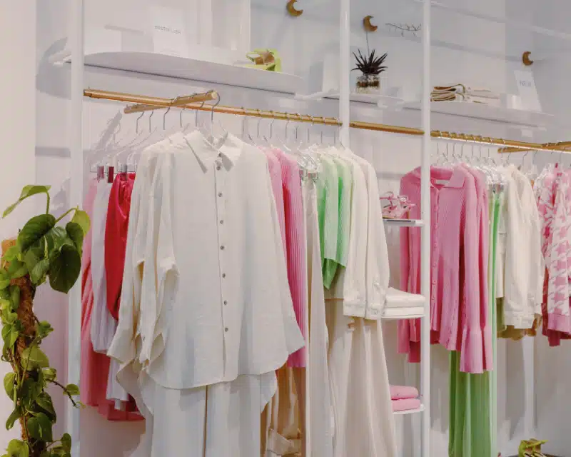 Vêtements amples dans magasin
